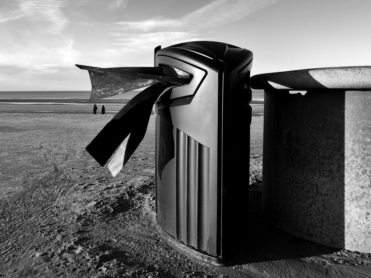 Sven804's tweet photo. #canong7xmarkii #blackandwhite #monochrome #urban #urbanwales #urbanandstreet #street #streetphotography #streetshot #streetlife #iseeadog #hiddenface #rubbish #ysbwriel #litter #trash #bin #promenade #light #shadows
#foundinstallation #rhyl https://t.co/IDar4Z9rMj