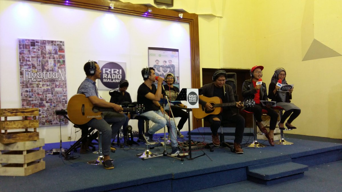 #RRILiveMusicMlg yuk kita support Musisi Kota Malang dengan cara tonton RRI Net mlm ini bakal ada <a href="/Tigatuanband/">TigatuaN Band</a> 
#RRILiveMusicMlg