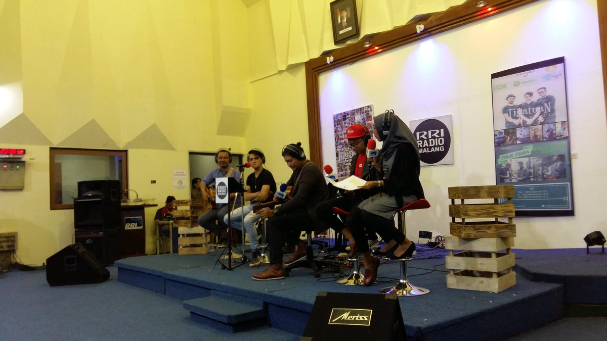 Sekali Di Udara Tetap Di Udara 

#RRILiveMusicMlg bersama <a href="/Tigatuanband/">TigatuaN Band</a>