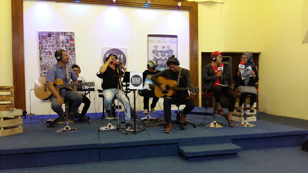 <a href="/Tigatuanband/">TigatuaN Band</a> dengan hits single Pura - Pura Buta perform di RRI Net melalui program #RRILiveMusicMlg