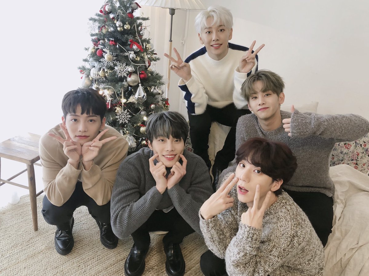 2014_HOTSHOT's tweet photo. [📷]

크리스마스 선물이 도착했습니다🎁 팬미팅 VCR에서만 볼 수 있었던 귀여운 샤시들💕 우리 핫플들 모두 즐겁고 행복한 크리스마스 되세요❗️

#핫샷 #HOTSHOT https://t.co/QZnJsRwjzZ