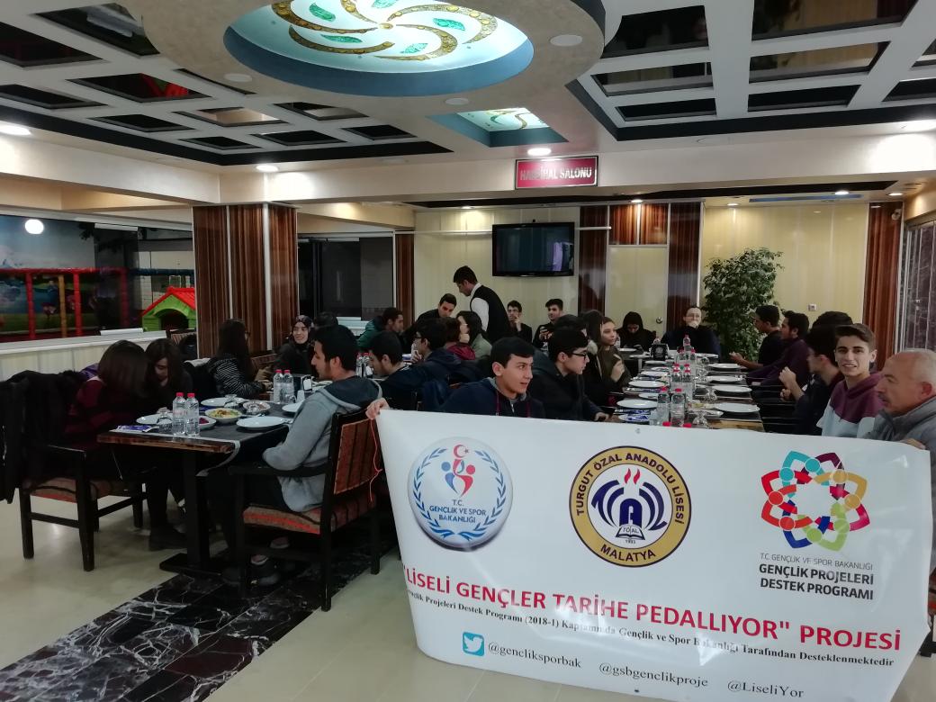 LiseliYor's tweet photo. Genç Bisikletçiler Grubumuz Yemek ve Sinema Etkinliği ile hoşça vakit geçirdiler @GSBgenclikproje @kasapoglu @gencliksporbak @mbulut06 @hamzayerlikaya @Malatya_GHSIM @MalatyaHaberNet @MalatyaMem https://t.co/QKE00oXC1e