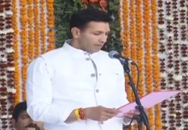 JansamparkMP's tweet photo. राज्यपाल श्रीमती @anandibenpatel ने श्री जीतू पटवारी को कैबिनेट मंत्री पद की शपथ दिलाई। #MadhyaPradesh #CabinetMinisters #SwearingInCeremony #jansamparkMP https://t.co/JyIP269Zb3