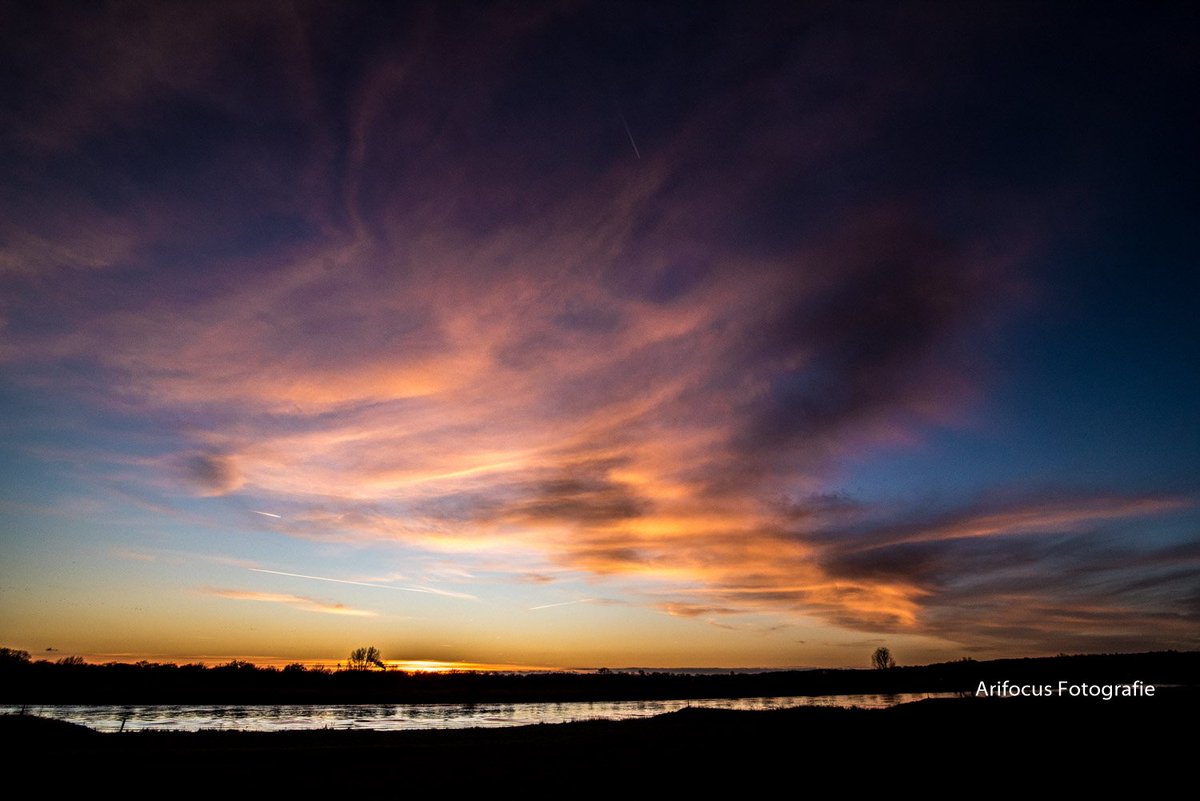 arifocusfoto's tweet photo. @weeronline #parelmoerwolken #painting #clouds #sky #sunsetclouds #sunset https://t.co/X8Me9yfTP6