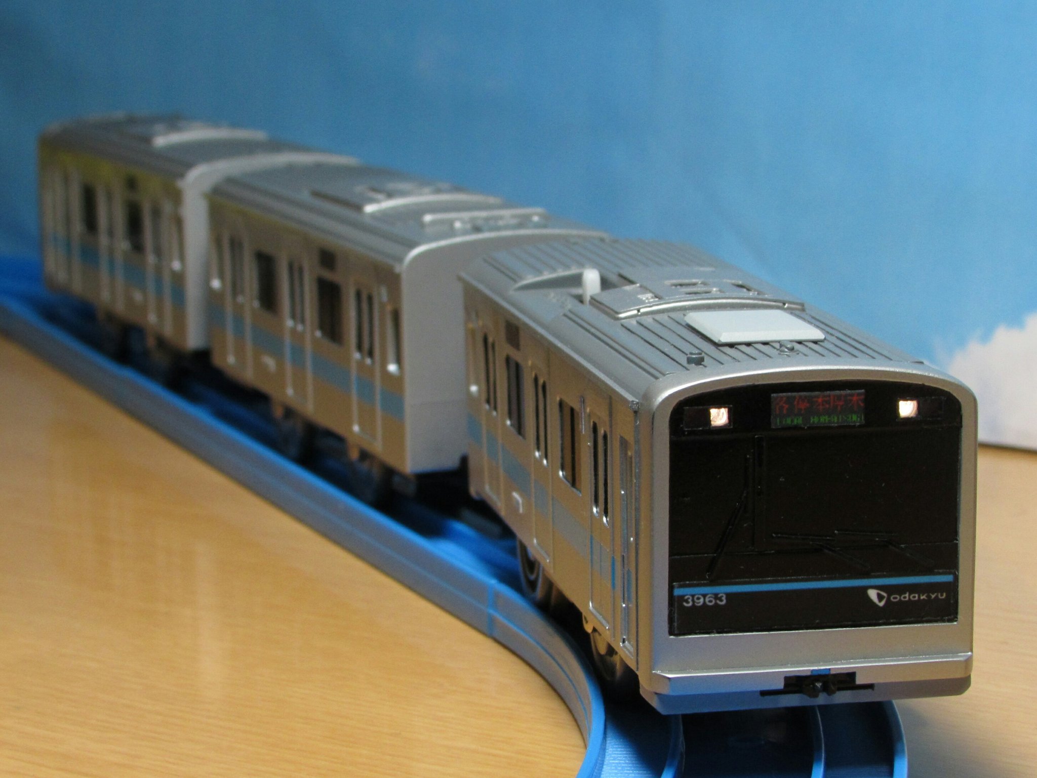 かみいち Png 改造プラレール 小田急3000形完成 大きな加工をせずに日車式ブロック工法の側面を再現したかったので種車は京王9000系 扉外板は塗り分けています クーラーの形状はかなり強引に変更 前面はプラ材から自作 ヘッドライトはledで電装 昇圧