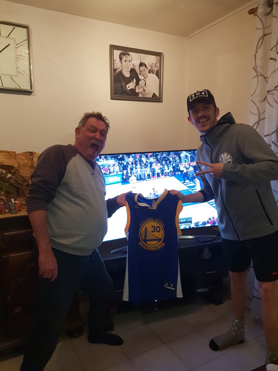 Clement34690's tweet photo. En place pour le NBAchritmasDay avec mon papy 🏀 #NBAextra https://t.co/bO0o32MPQZ