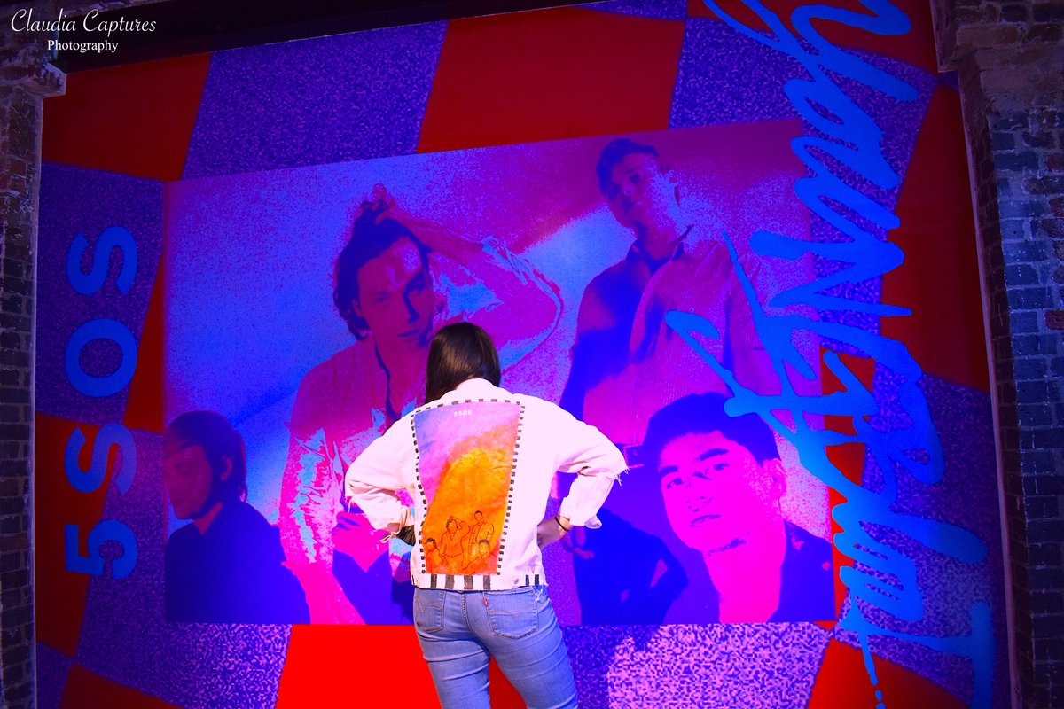 ClaudiaCaptures's tweet photo. Throwback to the Pop-Up store in London where I shot these stunning pictures of @leaknielsen and her friend with her amazing jackets! Check them out on her page, because they're awesome!
#5SOSLondon #POPUPLondon #Popupstore #MYTLondon https://t.co/KaZBHNO39R