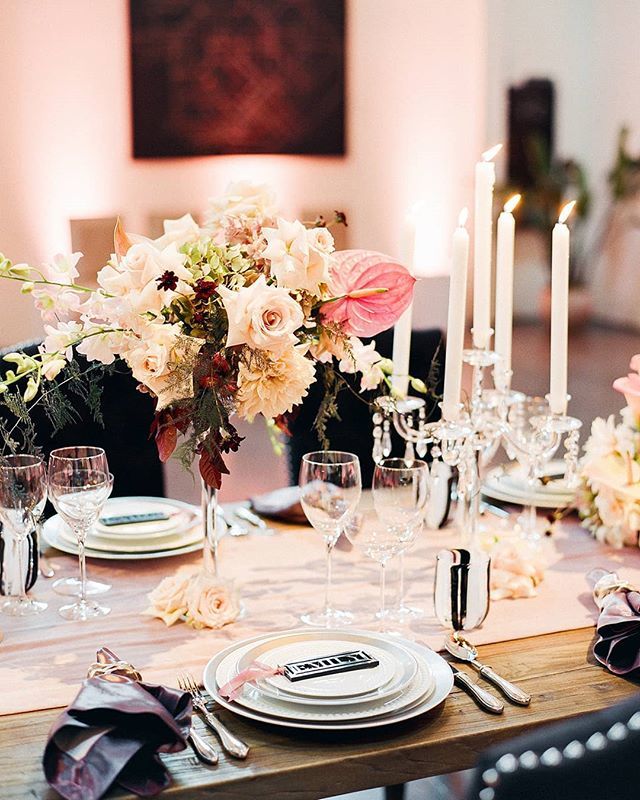 May your holiday be as warm, merry, and bright as this centerpiece by @sharlaflockdesigns @callahillfloral and @ericarosedesign. Happy Holidays from all of us to you! | Linens: @latavolalinen| Venue: @thepearlsf | Caterer: @paulafantinleduc | Event Planner: @marilynambra | V…