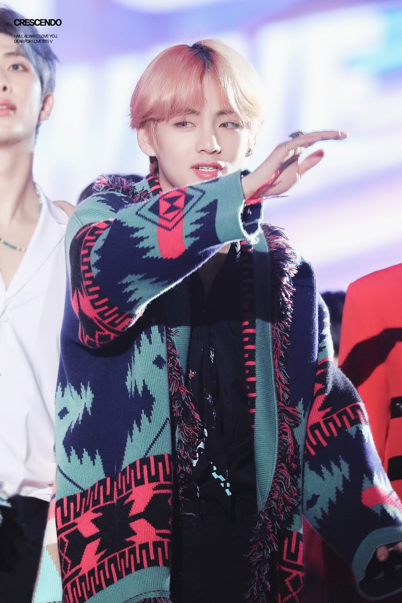 crescendo_1230's tweet photo. 181225  #뷔 #태형 #태태 #V
크리스마스에는 태형을~🎁
#방탄소년단 #BTS @BTS_twt https://t.co/zWnm8GkKHO
