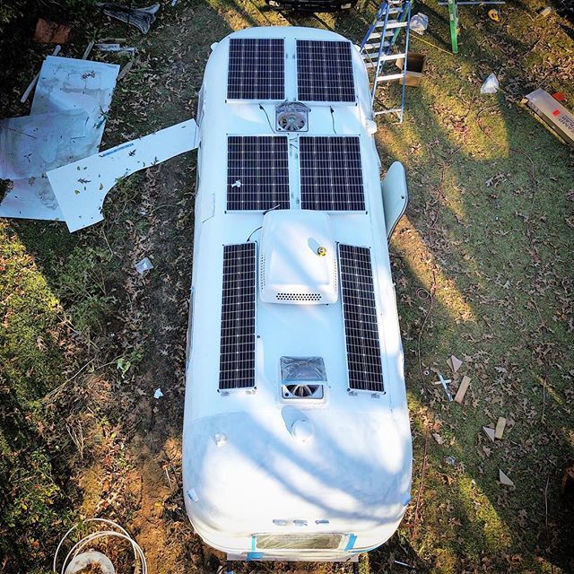 mortsonthemove's tweet photo. Solar panels are up! This was the last thing we wanted to make sure to stick around and help @drivinandvibin with before leaving Fairhope. 640 watts sure look good on this roof! This rig is gonna be so sick when it's all done 🤘😎☀️⚡️🔋
#offgrid #offgri… https://t.co/BLBCoe8UNs https://t.co/PALKjLEhbl