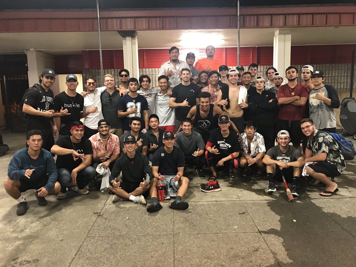Uhhilobaseball's tweet photo. Merry Christmas from our ohana to yours #vulcanpride #imuavulcans #letsgohilo https://t.co/JrB4JSZoHf
