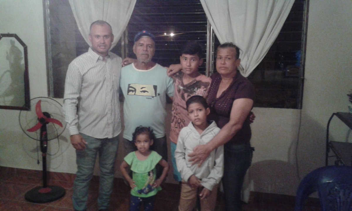 Lo hermoso de estar en familia es, saber que no te hace falta nada mas.... Dios bendiga a mi hermosa familia.