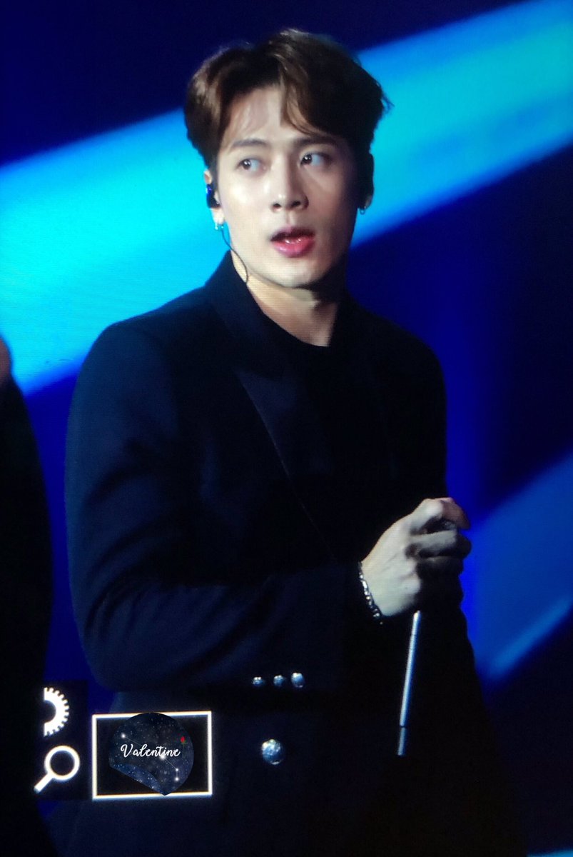 Valentine_852's tweet photo. 181225 SBS 가요대전
Merry Christmas🎁
Enjoy Your Time🌟
#잭슨 #JacksonWang #Jackson #王嘉尔 #TheGeneration2 #Papillion #OKAY #DawnOfUs #FendiMan #DifferentGame https://t.co/epKJNQhw5d