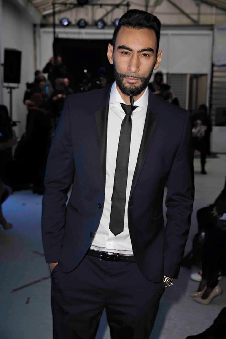 Ce jour est le tient jour glorieux que tu tétiens mon veux sois heureux et brille de mille feu. Souhaitez joyeux noël et  anniverssaire a notre maître du hip hop français. #Fouiny babe# a,k,a mangeur des pierres précieuses