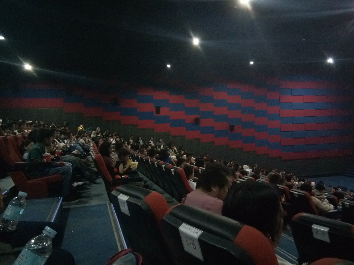 BaikingSakal's tweet photo. @vicegandako we arrived 12:54 pm 7 hours naghintay 😍 tickets are sold! Look how cotabateños loves Vice Ganda 
#CotabatoLoveViceGanda https://t.co/5KzaH9FMhC