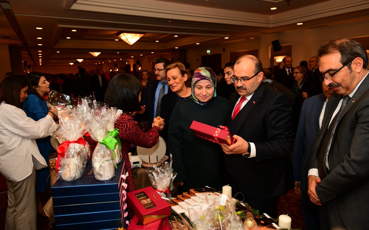 TrabzonValilik's tweet photo. Valimiz İsmail Ustaoğlu ve eşi Şenay Ustaoğlu hanımefendi, Trabzon Ticaret ve Sanayi Odası (TTSO) Kadın Girişimciler Kurulu tarafından huzurevine destek amacıyla düzenlenen “Huzurevi Hobi Atölyesi” etkinliğine katıldılar.
https://t.co/1EiKZ2jcoK https://t.co/zSinjRhjVj