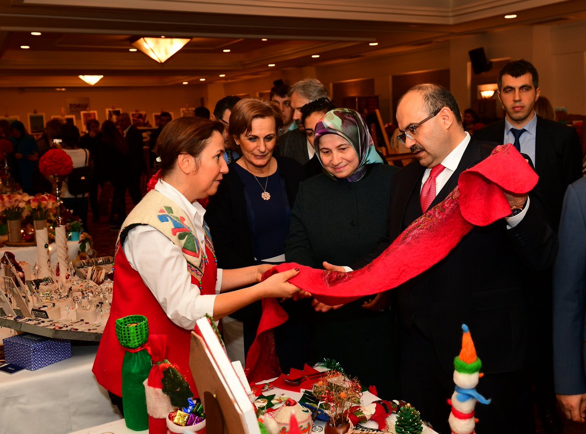 TrabzonValilik's tweet photo. Valimiz İsmail Ustaoğlu ve eşi Şenay Ustaoğlu hanımefendi, Trabzon Ticaret ve Sanayi Odası (TTSO) Kadın Girişimciler Kurulu tarafından huzurevine destek amacıyla düzenlenen “Huzurevi Hobi Atölyesi” etkinliğine katıldılar.
https://t.co/1EiKZ2jcoK https://t.co/zSinjRhjVj