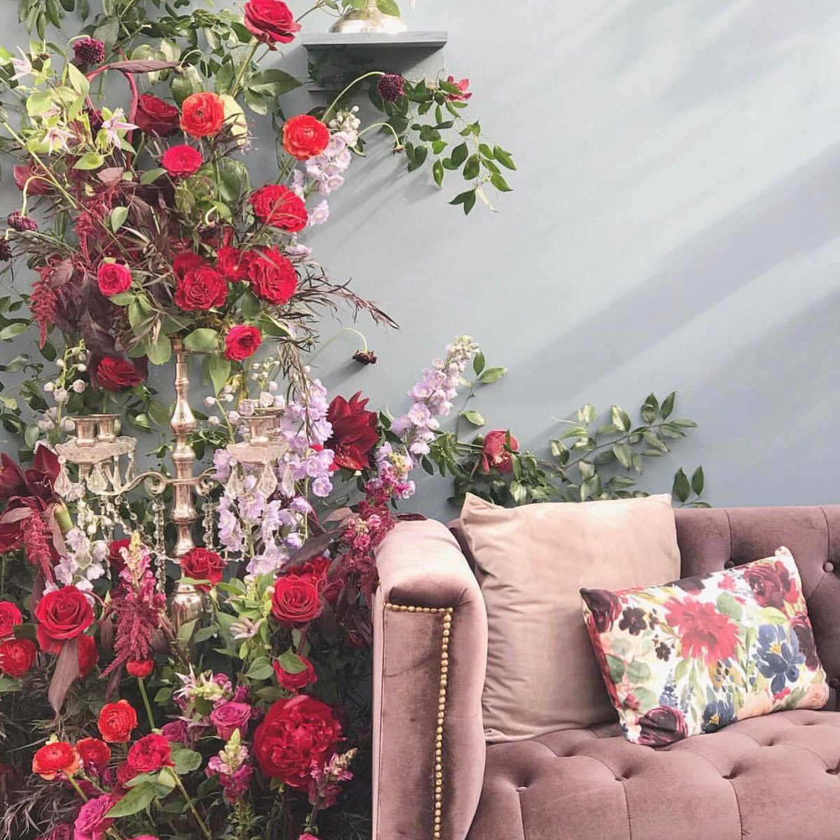 Event_Haus's tweet image. Merry merry!  🥀
•
Pictured:
-Madison Velvet Sofa
•
Repost by @designedbywed 
•
#eventdesign #floraldesign #weddingdesign #weddingideas #eventdecor #destinationwedding #velvetsofa #eventrentals #partyrentals #holidayseason #engagementseason #weddinginspiration
