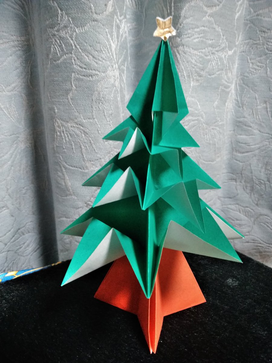 Ayu Miya あまりキレイにはできなかったけど なんとか完成 折り紙でクリスマスツリー を作りました 作り方はyoutubeで見つけたもので 立体的ながら折り方は簡単です 折り紙 クリスマスツリー