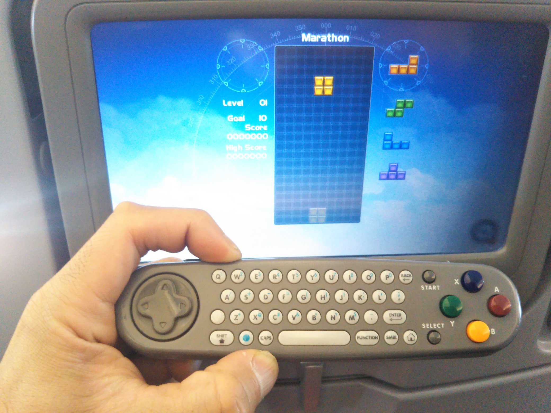 ヴァフィョーン原 Twitter પર ゲーム 最近の飛行機は機内でちょっとしたゲーム遊べるんだけど そのコントローラーがキーボード付きで凄かった ボタンの色はsfc風だけど T Co Idmjbr5moj Twitter