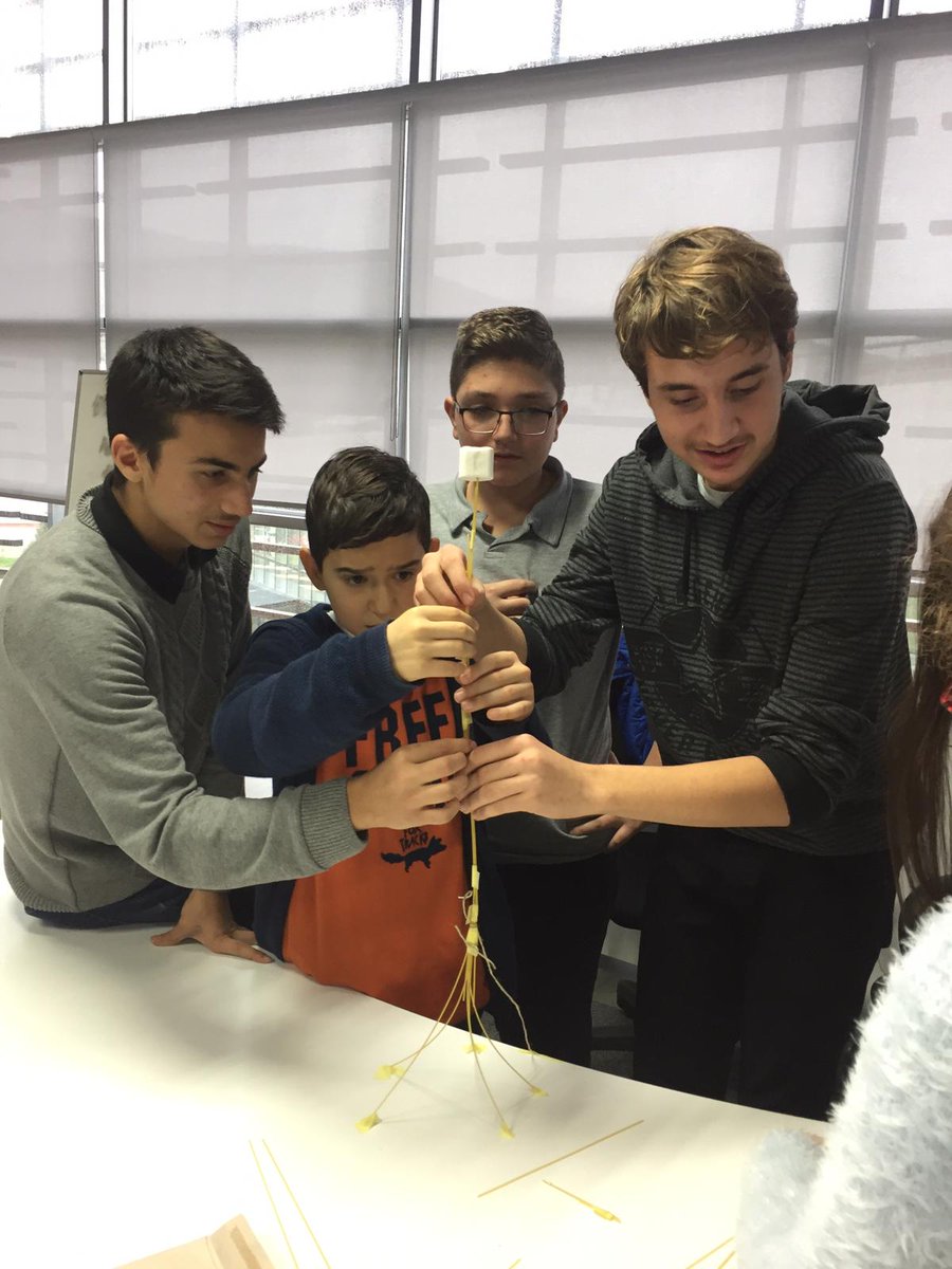 İzmir'den 7 okulun katılımıyla düzenlenen First Lego League (FLL) Yarışması katılımcıları için düzenlediğimiz motivasyon gününde yine eğlenerek öğrendik. Gün içinde İYTE Makina ve Kimya Müh. Bölümlerini ziyaret eden öğrenciler, MET İleri Teknoloji çalışmalarını da yerinde gördü.