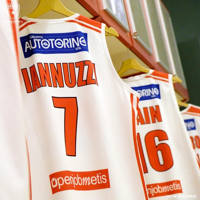 PallVarese's tweet image. 😎 Alla Enerxenia Arena è tutto pronto per #VarCan! I giocatori stanno arrivando e sono carichissimi! 💪 E voi? Tutti insieme #GOVARESE