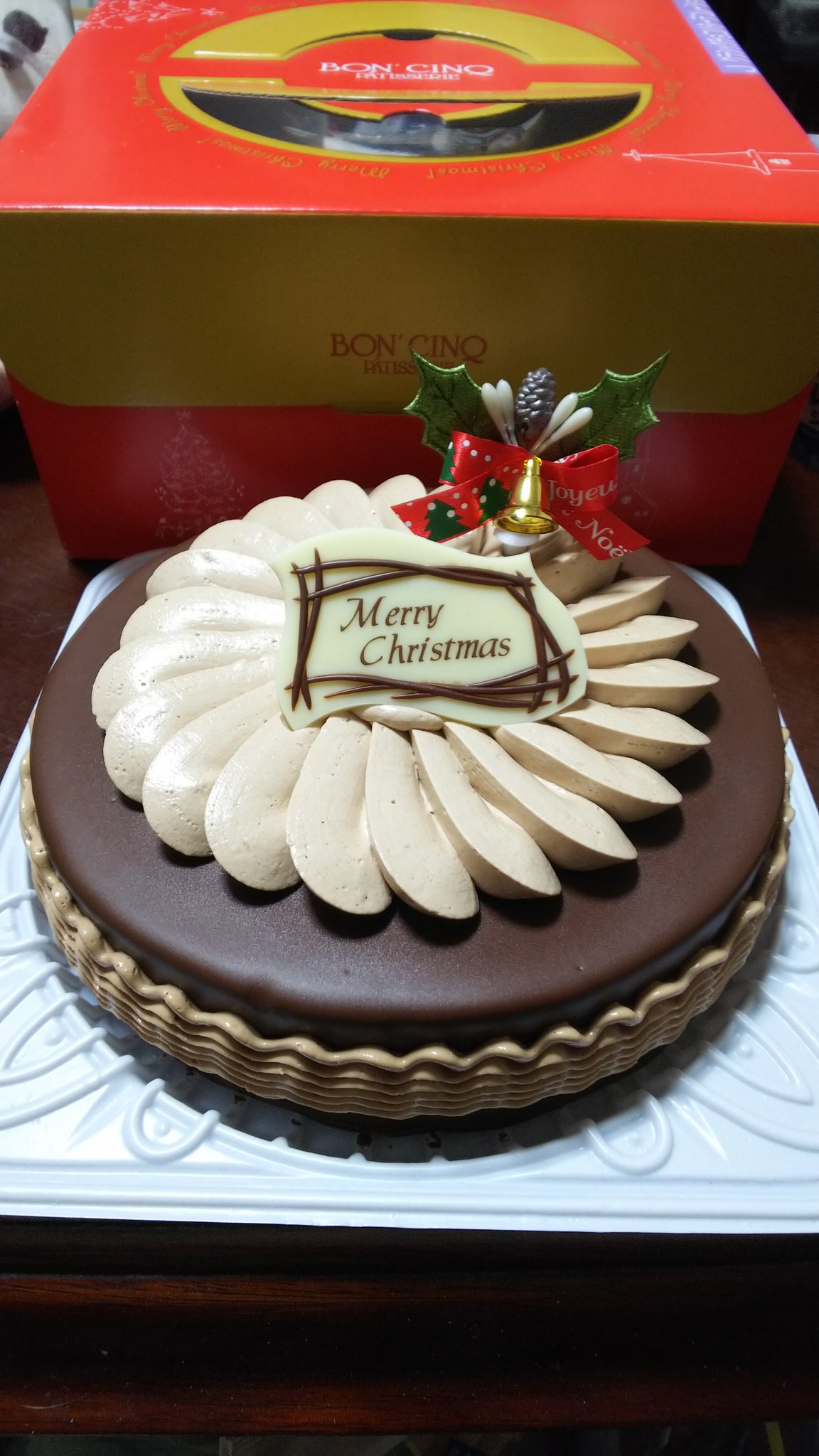 Usa Rx 昨日クリスマスイブなのでカットケーキをいしむら で2個買ったのだが 本日ホールでクラシックチョコバターデコレーションケーキを頂いた 二日連続いしむら 多分明日の朝メシにもなるので三日連続いしむら予定 美味いからいーけどな