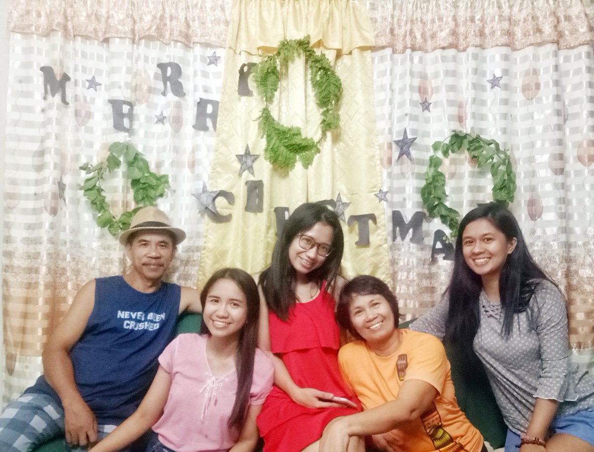 itsTheiiiiah's tweet photo. Indeed, it's the most wonderful time of the year.  

Merry Christmas from our family to yours!!! All the love 🎄💚❤ https://t.co/JwAF0BRu7s