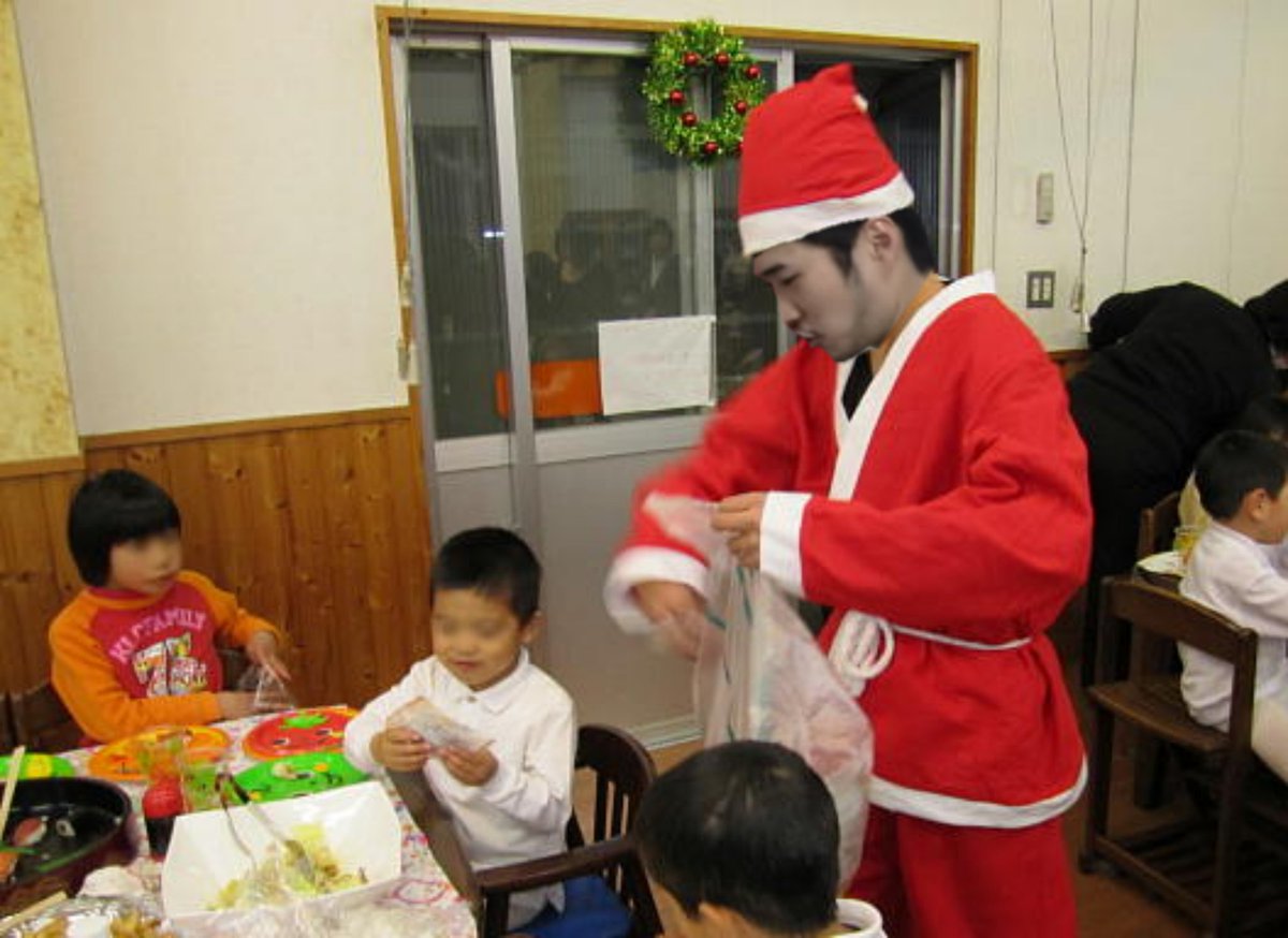 中央大学から国民を守る党 広報 On Twitter もうクリスマスも終わりですね 立魔羅代表はとある孤児院を訪れてプレゼントを配っていました まぁ 全部スパチャで騙したお金なんですけどね ステハゲ 孤児院