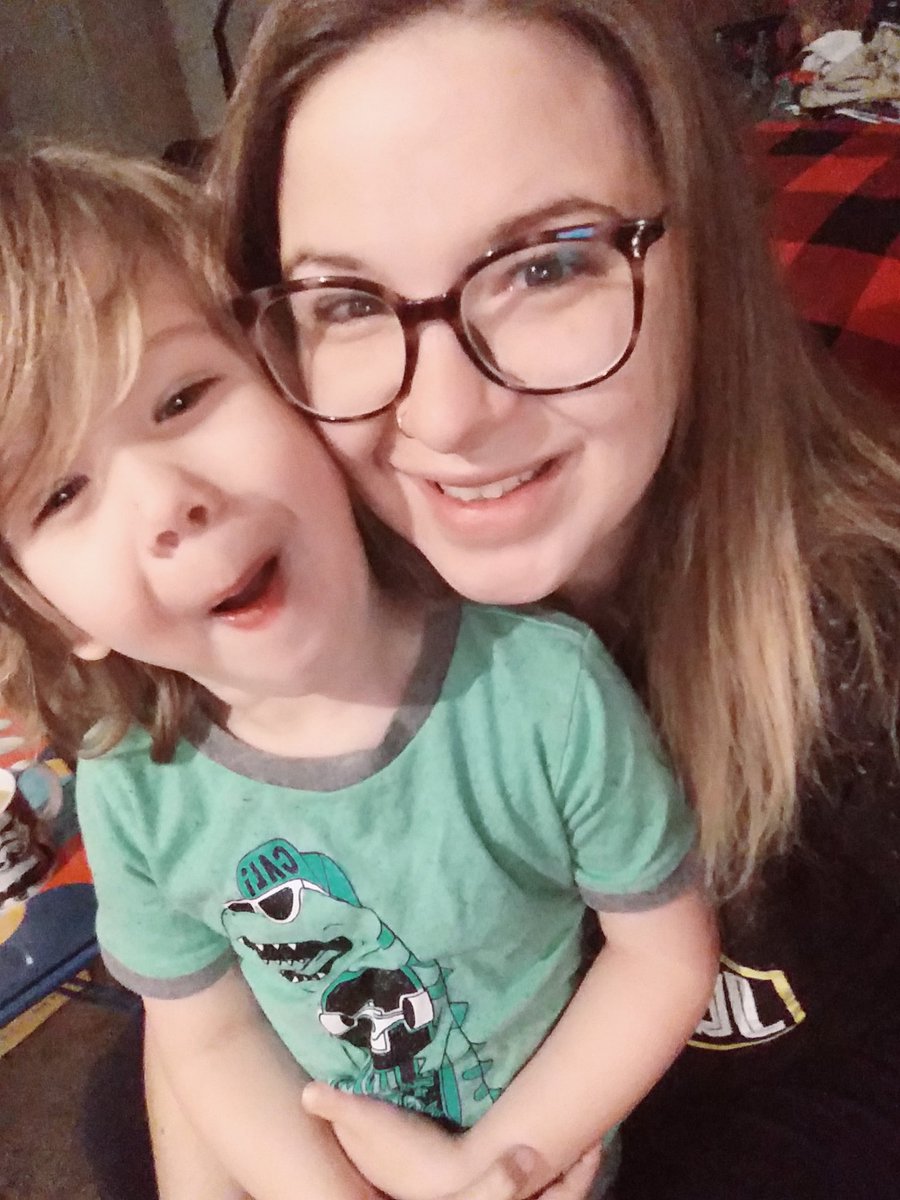 Cuddles_9's tweet photo. Merry Christmas from mine to yours! #wehadjustwokeup #sleepyfaces #MerryChristmas https://t.co/huCoCgrjWu