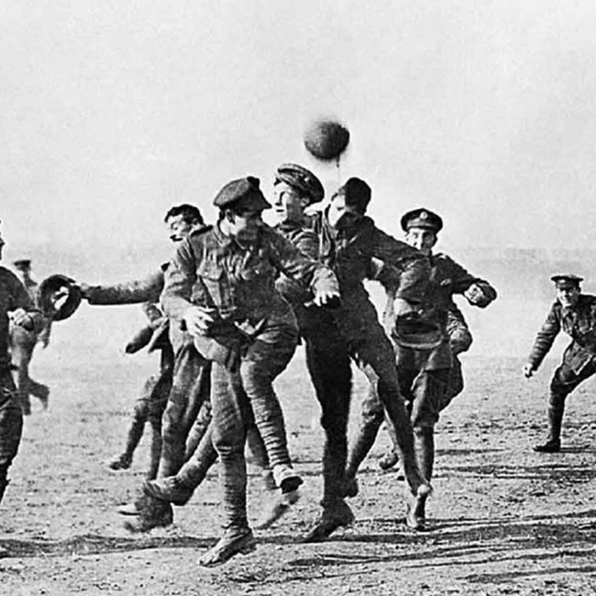 HistoryLA's tweet photo. #HoyEnLaHistoria Un día como hoy, en 1914, se produjo una “Tregua de Navidad” durante la Primera Guerra Mundial. Soldados alemanes se aproximaron a las líneas aliadas gritando “Feliz Navidad”, estrecharon manos e intercambiaron alimentos como regalos. https://t.co/YvS1sEyqMG https://t.co/0DPEezRSDB