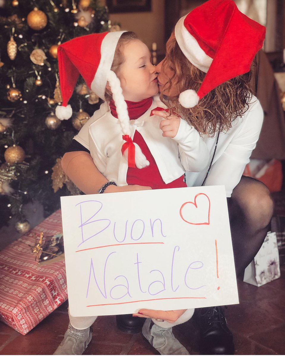 Il Natale per me รจ emozionarsi con le persone che ami.
Ed io vi auguro che tutto questa energia vi accompagni non solo il 25 dicembre, ma tutti i giorni. โค๏ธ
#merrychristmas #myall #myheart #mychristmaseveryday #chicca