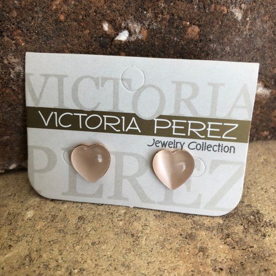 VpdcoE's tweet photo. Pendientes en forma de Corazon https://t.co/kLIFiU0wIH #moda #fashion, #joya #accesorios #madrid #toledo #barcelona #valencia #merida #sevilla #bisuteria #galicia #asturias #CastillaLaMancha #CastillaLeon #vpdco #minimalista #ororosa #boadilladelmonte #españa #modaespaña https://t.co/w9CjmuBnmd