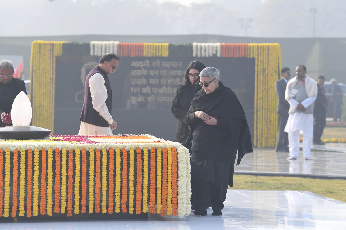 Rashtrapati Ji led the nation in paying tributes to the venerable Atal Ji at 'Sadaiv Atal’, which is Atal Ji’s Samadhi.

India is eternally grateful to Atal Ji for everything he has done for the nation.