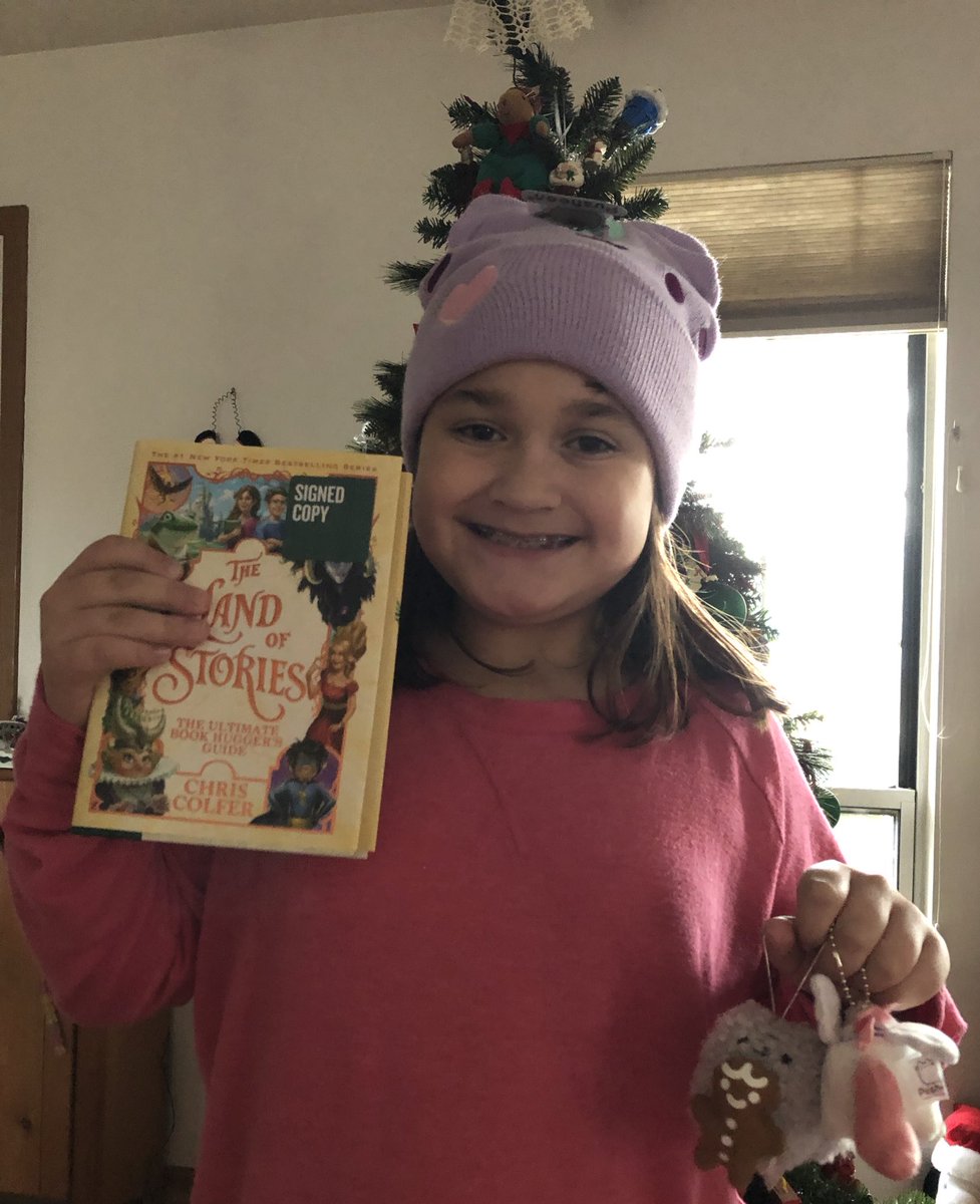 carrieg1970's tweet photo. @chriscolfer Delaney is getting older and her wish list is changing but this #TLOSUltimateBookHuggersGuide still puts the best smile on her faceπβ€οΈπ https://t.co/iaaeXUsgSA