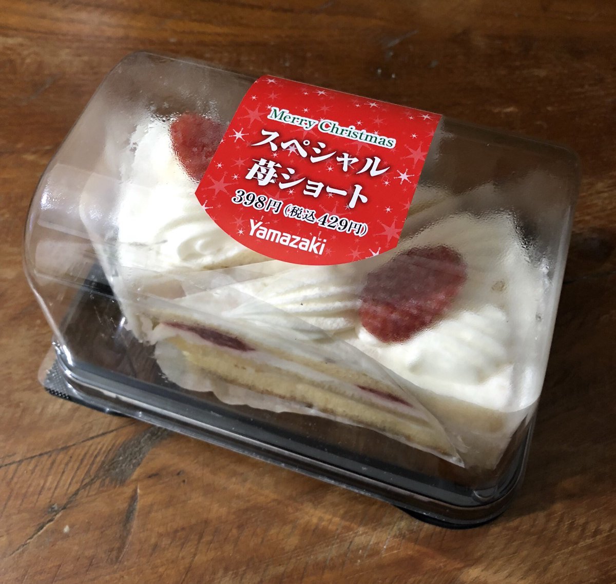 Macobird Twitterren 小さい頃は家族でホールケーキ囲んで どっちが大きい方食べるかおにいちゃんと喧嘩してたのに 最近のコンビニって便利だなぁ クリスマス クリスマスケーキ お一人様 ショートケーキ 蘇る思い出 コンビニスイーツ T Co