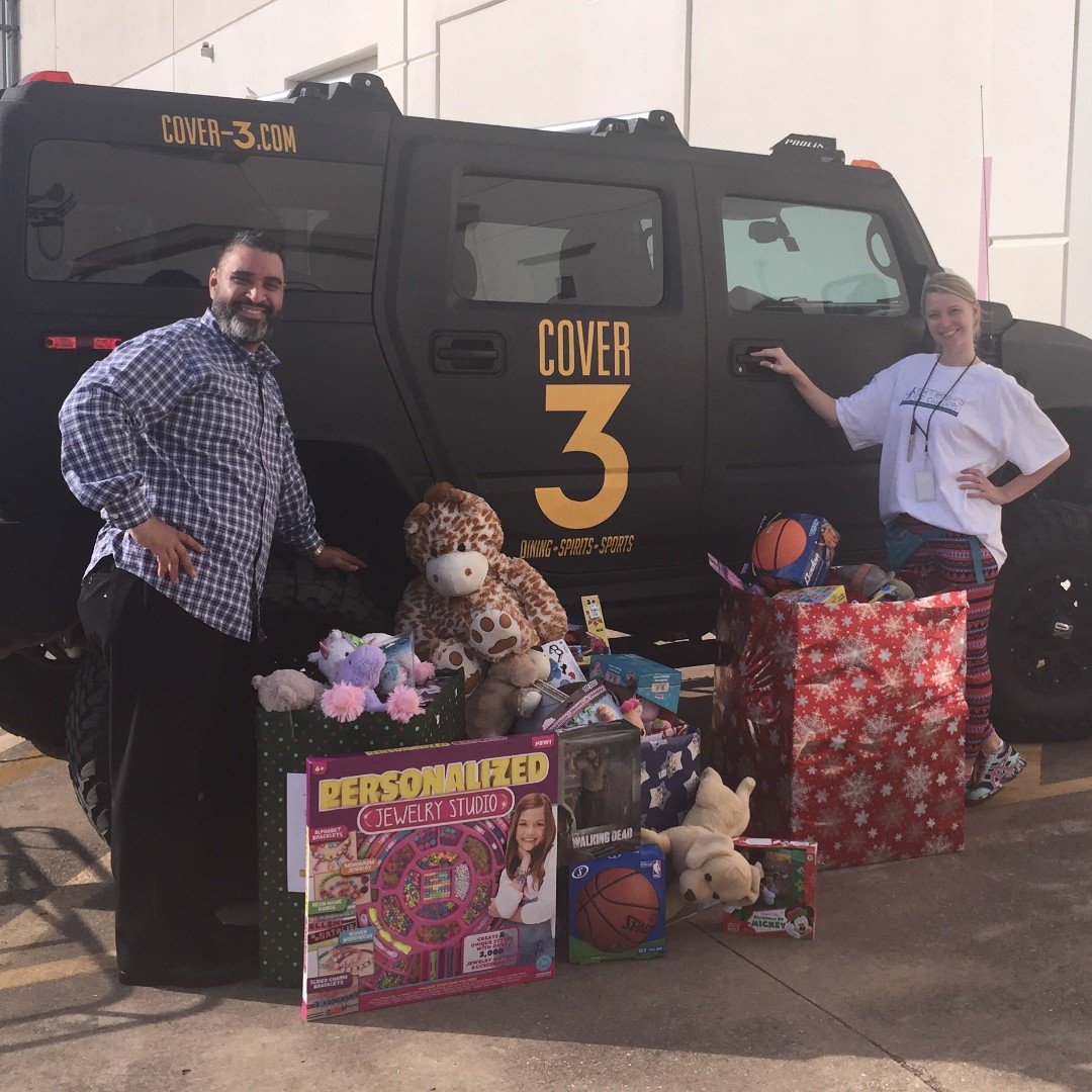cover2austin's tweet photo. Merry Christmas from all of us at COVER 2!  🎄🎀

We're closed for the holiday, but we'll reopen tomorrow! https://t.co/GlzPOoP00G
