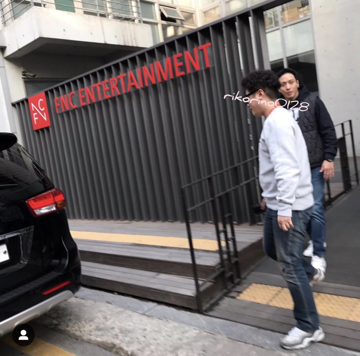 vranuch8465's tweet photo. "ยงฮวา" เข้าบริษัทค่ะ แว่วว่าเมื่อวานนี้ มีถ่ายงานแน่ๆเลยแต่งหน้าเขียนคิ้วแบบนี้ .. 😍👍

 Cr.rikorino0128 
#정용화 #JungYongHwa
#씨엔블루 #CNBLUE https://t.co/NmcuNlJvlL
