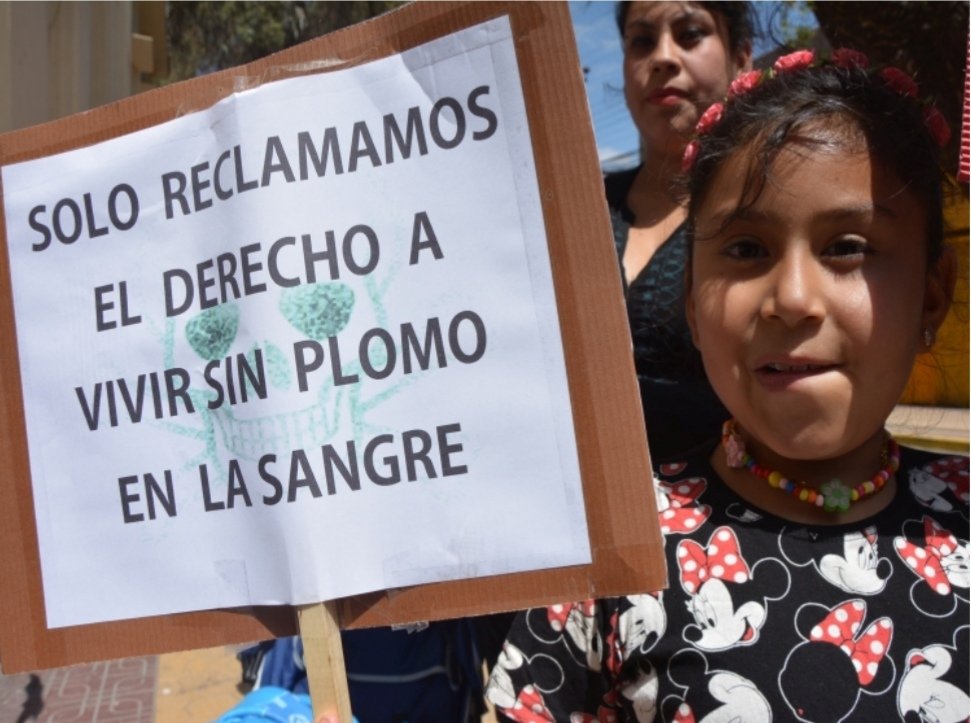 CalamaSinPlomo's tweet photo. En esta Navidad, lo más importante son nuestros hijos. Por ellos damos una pelea contra el poder del dinero, la corrupción y el amiguismo que impide que demos pasos sustantivos en descontaminacion. Pero no alojaremos hasta que nuestros niños vivan mejor. #FueraRAM, fuera el plomo https://t.co/pqfhkRTFUk