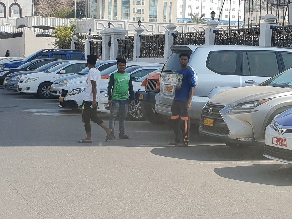 نمارس نشاط غسيل السيارات ويطلب منا استخراج تصاريح ومؤذونيات حكومية من كل من :
<a href="/manpowergov/">fhhy</a> @MOCI_OMAN <a href="/mrmwroman/">me ana</a> @mecaoman @PACDAOman <a href="/RoyalOmanPolice/">شرطة عُمان السلطانية</a> @chamber_oman <a href="/riyadaom/">هيئة تنمية المؤسسات الصغيرة والمتوسطة</a>
وفي المقابل لا تحمينا الحكومة من العمالة السائبة التي تغزوا الأسواق وعلى مرأى من الكل وتنافسنا في حقنا