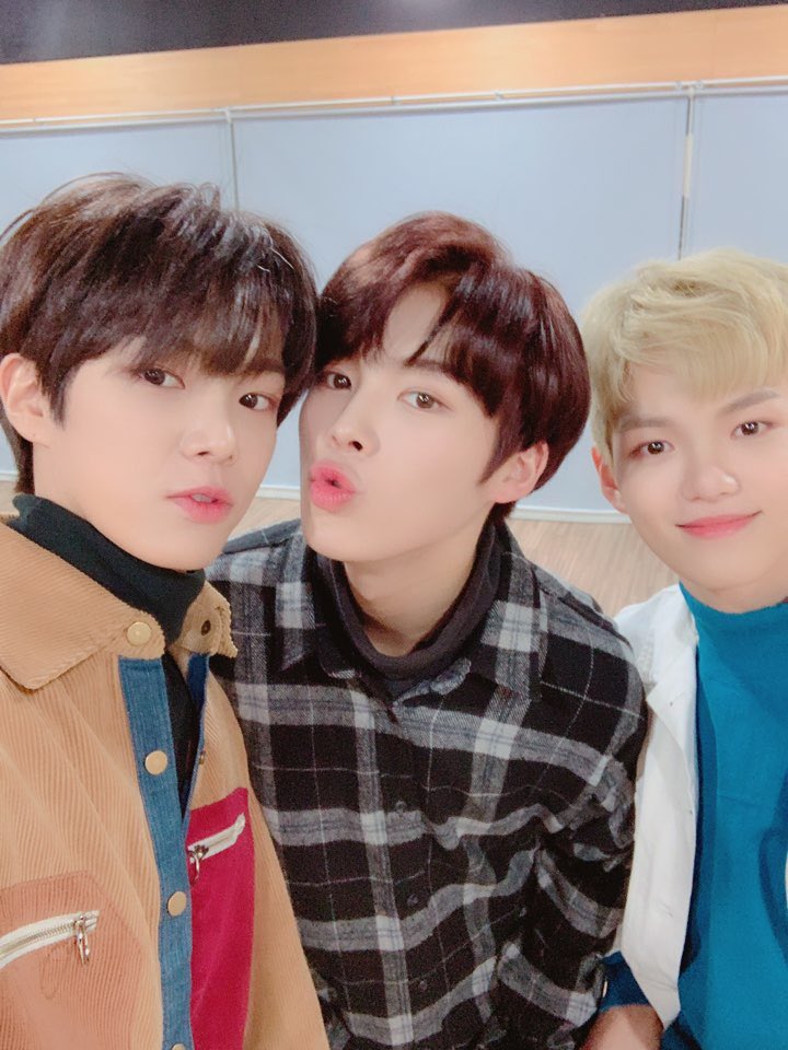 by_verivery's tweet photo. [#동헌]
오늘 대방출은 허니가아!! 다들 크리스마스 즐거웠나요?? 우리가 보낸 선물들로 풍족한 마음, 하루 됐기를...올해 크리스마스 선물은 베리베리 귀요미 루돌프♡ 세상 행복한 우리 팬들 챙기기
우리 곧 만나요❤️
#베리크리스마스 #베리베리 #불러줘 #하투!! https://t.co/uJ60tnMCyH