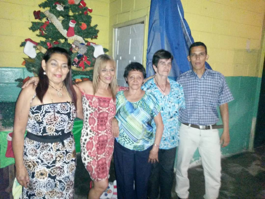 AraguaRecicla's tweet photo. El pasado #21Dic estuvimos compartiendo con la familia de #Fundac en estos días de unión y bendiciones. El equipo de #AraguaRecicla les desea #FelizNavidad. https://t.co/eo3Ms83yQJ