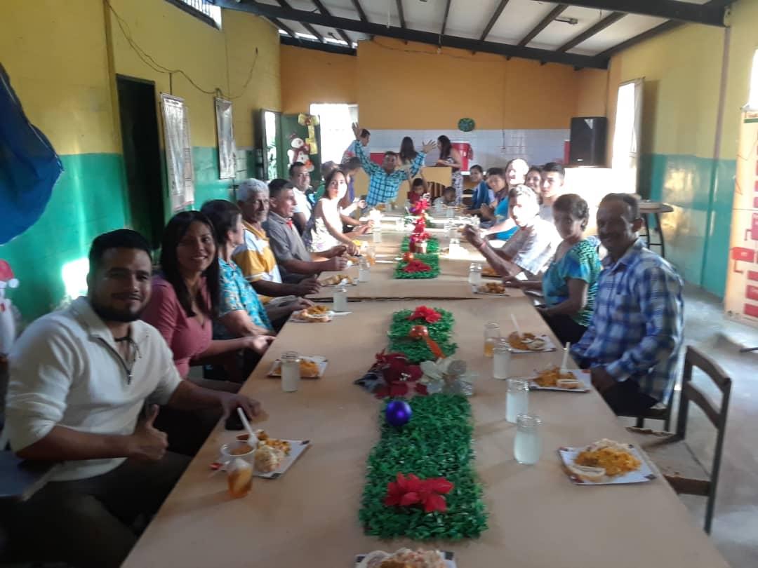 AraguaRecicla's tweet photo. El pasado #21Dic la familia de #Fundac celebró su compartir navideño.. En estos días de unión les deseamos a todos Feliz Navidad y Próspero Año Nuevo. https://t.co/wgqvPfq9u0