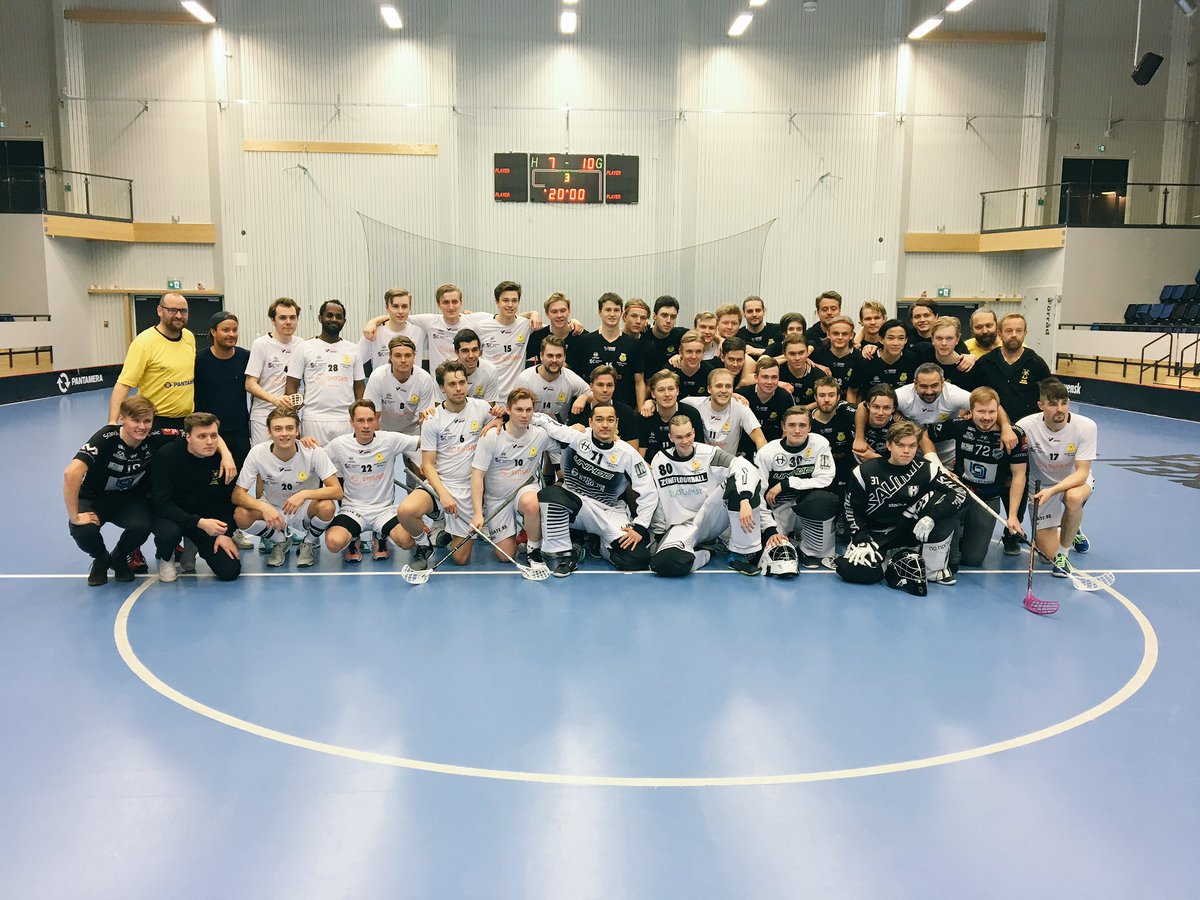 Hemvändarna tog hem årets juldagsmatch! Segern skrevs till 7-10 (5-4, 1-2, 1-4), dvs det var hemvändarnas tur att avgöra i sista perioden i år. Mycket folk och festligt med pausunderhållning av superligaspelarna i dueller mot några av dagens a-lagspelare. Tack för i år!🎅🏻