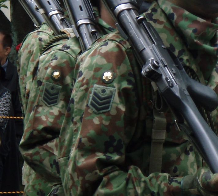 Conductor 自衛隊ちょっとメモ 自衛隊曹候補者き章 迷彩服にき章 を着けるとしたらどちらが好きですか 服制では両襟に甲記章を着けることになっているみたいですが 右腕略章の上に乙記章を着けた隊員も見かけることがあります T Co