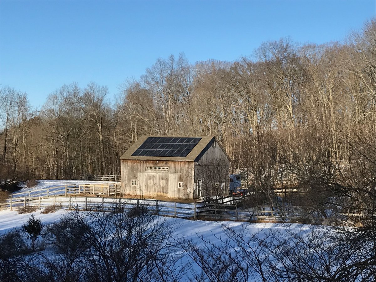 EarthlightTech's tweet photo. From ALL of us at Earthlight, we wish you a happy and bright holiday season! #Merrychristmas #solar #theperfectgift https://t.co/upjYfmMyja