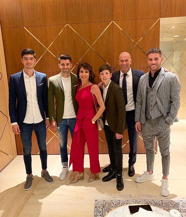 ActuFoot_'s tweet photo. La famille Zidane 🎄 https://t.co/YDacyzf215