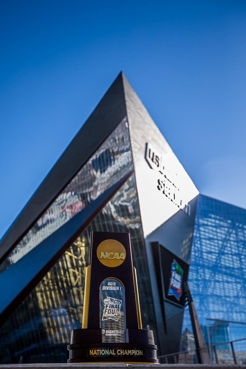 Happy Holidays from the home of the 2019 Final Four to you and yours 🏀🎄

📸 : <a href="/Habashy/">Habashy Photography</a>