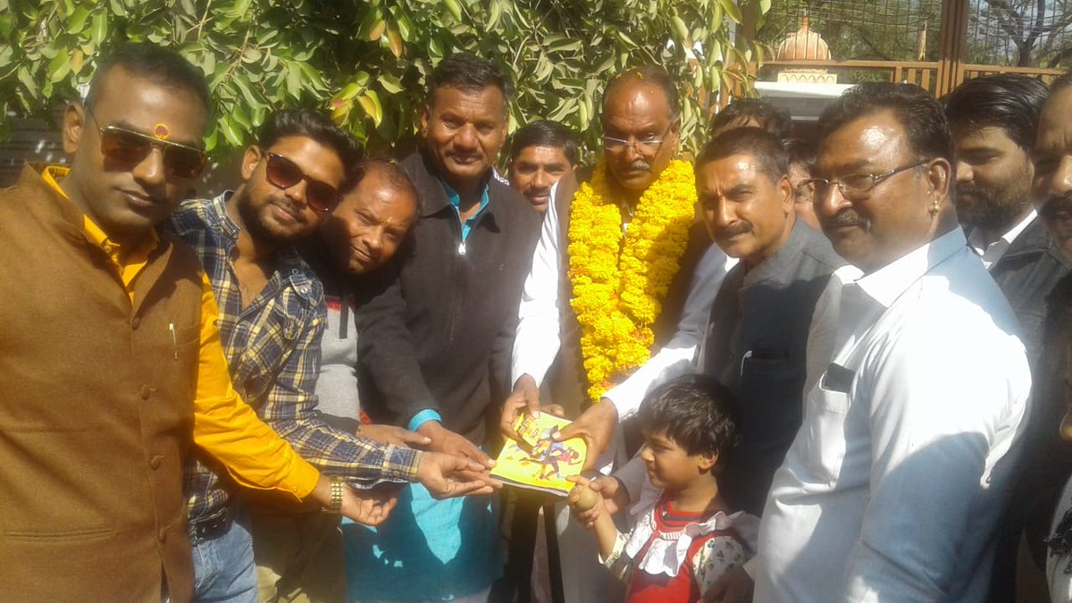 ypssisodiya's tweet photo. पूर्व प्रधानमंत्री पंडित अटल बिहारी वाजपेई जी के जन्म जयंती के अवसर पर मंदसौर के निराश्रित बालिकाओं के अपना घर परिसर में बिटिया को पाठ्य पुस्तकें वितरित करने का अवसर प्राप्त हुआ। भाजपा दक्षिण मंडल के इस कार्यक्रम में शिरकत करने का मुझे मौका मिला। https://t.co/TTgpvXRW4l