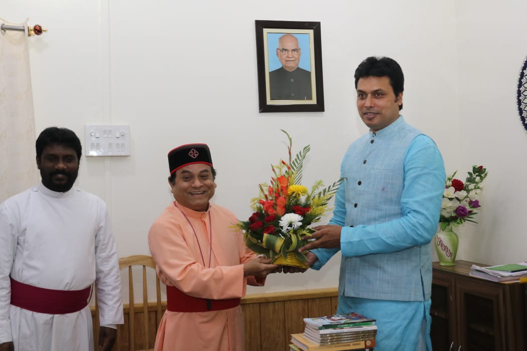 Hon'ble CM Shri <a href="/BjpBiplab/">Biplab Kumar Deb</a> met Diocese of Agartala, Believers Eastern Church &amp; extended warm greetings on the occasion of #Christmas.